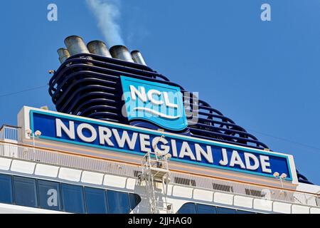 Korfu, Griechenland - Juni 2022: NCL-Logo auf dem Trichter des norwegischen Jade-Kreuzfahrtschiffs der Norwegian Cruise Line Stockfoto