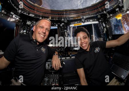 Die NASA-Astronauten Bob Hines und Jessica Watkins überwachen das Andocken des Raumfrachters SpaceX Dragon aus der Kuppel an Bord der Internationalen Raumstation, 16. Juli 2022 in Earth Orbit. Stockfoto