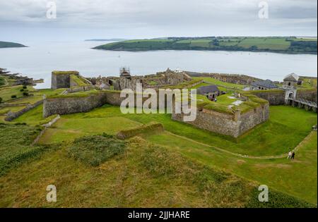 Drohnen-Luftlandschaft des Charles Fort in Kinsale Cork County Irland. Stockfoto