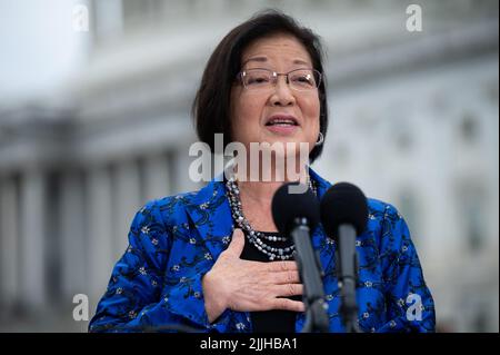 Washington, USA. 26.. Juli 2022. Senator Mazie Hirono (D-HI) spricht am Dienstag, den 26. Juli, im US-Kapitol in Washington, DC, bei einer Pressekonferenz mit demokratischen Senatoren über das Verhütungsgesetz mit den Medien. 2022. (Graeme Sloan/Sipa USA) Quelle: SIPA USA/Alamy Live News Stockfoto