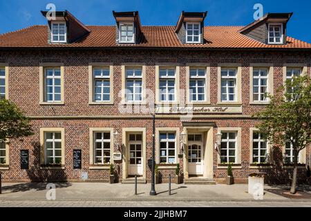 Deutschland, Billerbeck, Berkel, Baumberge, Münsterland, Westfalen, Nordrhein-Westfalen, NRW, Hotel Billerbecker Hof in der Schmiedestraße, Backsteingebäude, Dachfenster Stockfoto