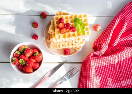 Köstliche belgische Waffeln mit Erdbeeren und Himbeeren Stockfoto