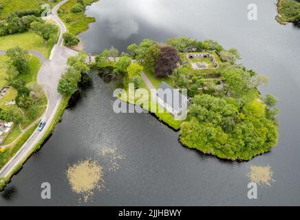 Luftdrohnenlandschaft der St. Finbarr Oratory Church, Gougane Barra, Cork West Ireland. Stockfoto