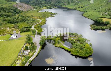 Luftdrohnenfoto der St. Finbarr Oratory Church, Gougane Barra, Cork West Ireland. Stockfoto