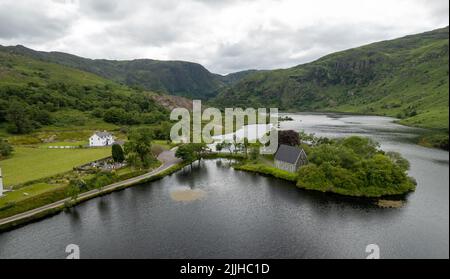 Luftdrohnenfoto der St. Finbarr Oratory Church, Gougane Barra, Cork West Ireland. Stockfoto