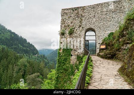 Schloss Zilkale in Rise. Eingang zur mittelalterlichen Burg Zil kale. Eines der berühmtesten historischen Denkmäler in Rize, Türkei. Selektiver Fokus Stockfoto