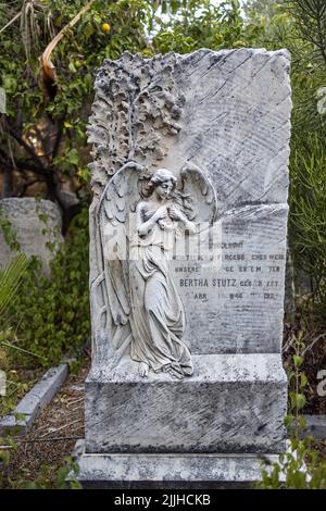 Haifa, Israel - 20. Juli 2022, Deutscher Tempelfriedhof. Schönes Denkmal mit einem Engel auf dem Grab der deutschen Frau Bertha Stutz Stockfoto