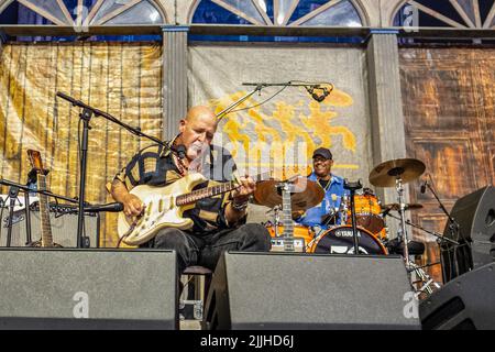 John Mooney spielt Slide-Gitarre und singt beim Jazz and Heritage Festival 2019 am 3. Mai 2019 in New Orleans, LA, USA Stockfoto