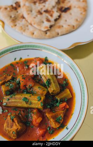 Direkt über dem Blick auf Bamya Bamia okra Rindfleisch mittelöstlichen persischen irakischen Eintopf Stockfoto