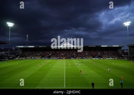 Ein allgemeiner Blick auf das Spiel während eines Freundschaftsspiels vor der Saison in der Meadow Lane, Nottingham. Bilddatum: Dienstag, 26. Juli 2022. Stockfoto