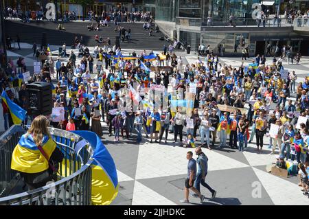 Stockholm, Schweden - 17. Juli 2022 - Pro-ukrainische Demonstration auf dem Sergel´s Platz. - (Foto von Markku Rainer Peltonen) Stockfoto