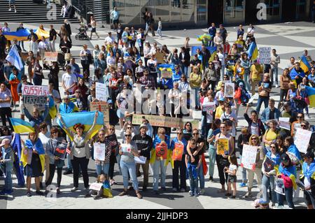 Stockholm, Schweden - 17. Juli 2022 - Pro-ukrainische Demonstration auf dem Sergel´s Platz. - (Foto von Markku Rainer Peltonen) Stockfoto