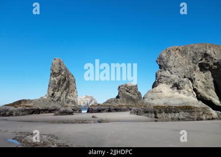 An einem sonnigen Sommertag stapelt sich das Meer am Face Rock Beach in Bandon, Oregon. Stockfoto