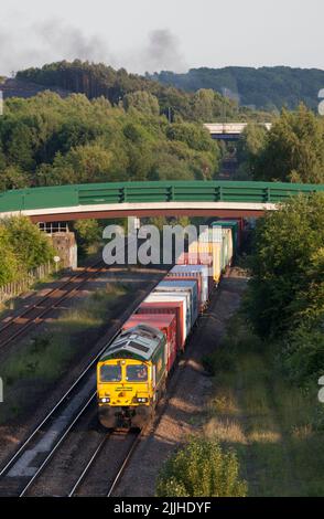 Freightliner Baureihe 66 Diesellokomotive 66598 vorbei an Bennerley im Erewash Valley, Nottinghamshire, Großbritannien mit einem Güterzug, der Container transportiert Stockfoto