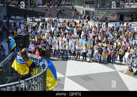 Stockholm, Schweden - 17. Juli 2022 - Pro-ukrainische Demonstration auf dem Sergel´s Platz. - (Foto von Markku Rainer Peltonen) Stockfoto