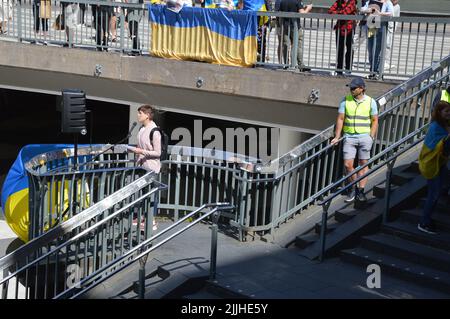 Stockholm, Schweden - 17. Juli 2022 - Pro-ukrainische Demonstration auf dem Sergel´s Platz. - (Foto von Markku Rainer Peltonen) Stockfoto