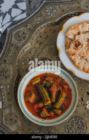 Direkt über dem Blick auf Bamya Bamia okra Rindfleisch mittelöstlichen persischen irakischen Eintopf Stockfoto