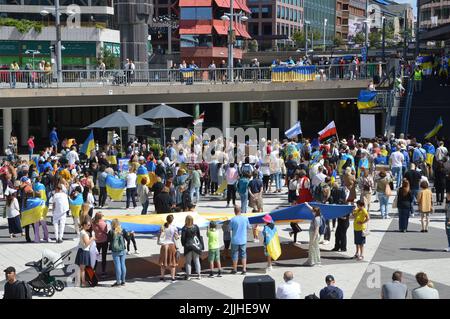 Stockholm, Schweden - 17. Juli 2022 - Pro-ukrainische Demonstration auf dem Sergel´s Platz. - (Foto von Markku Rainer Peltonen) Stockfoto