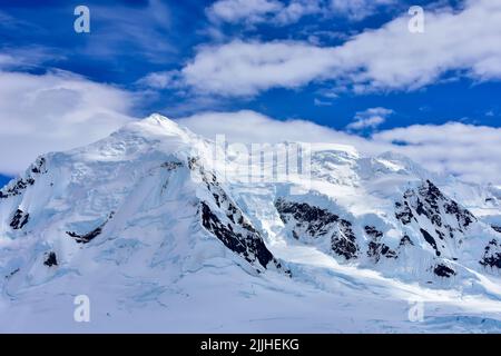 Schneebedeckte Berge in der Antarktis. Stockfoto