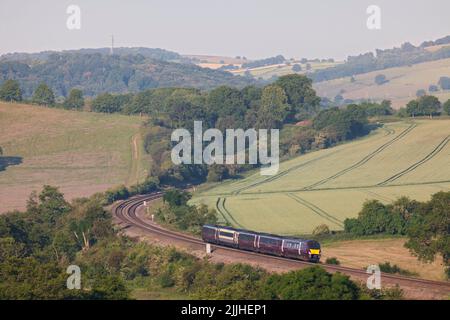 East Midlands Railway class 222 Meridian train 222104 Passing Wingfield Park Derbyshire in the Countryside on the Midland Mainline Stockfoto