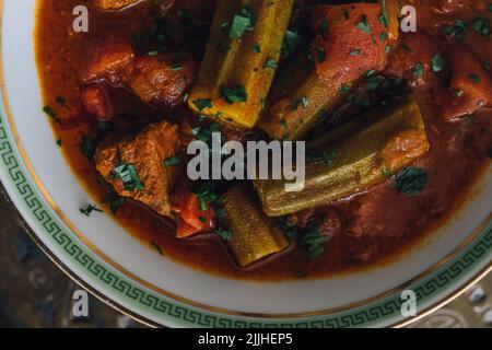 Direkt über dem Blick auf Bamya Bamia okra Rindfleisch mittelöstlichen persischen irakischen Eintopf Stockfoto