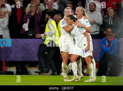 Die Engländerin Fran Kirby (Mitte) erzielt beim Halbfinalspiel der UEFA Women's Euro 2022 in Bramall Lane, Sheffield, das vierte Tor des Spiels ihrer Mannschaft. Bilddatum: Dienstag, 26. Juli 2022. Stockfoto