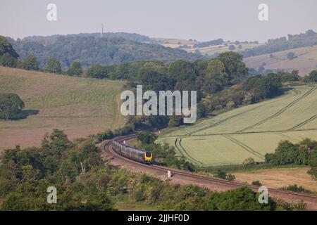 Crosscountry voyager fährt durch den Wingfield Park Derbyshire auf dem Land an der Midland-Hauptlinie Stockfoto