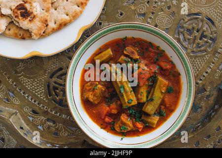 Direkt über dem Blick auf Bamya Bamia okra Rindfleisch mittelöstlichen persischen irakischen Eintopf Stockfoto