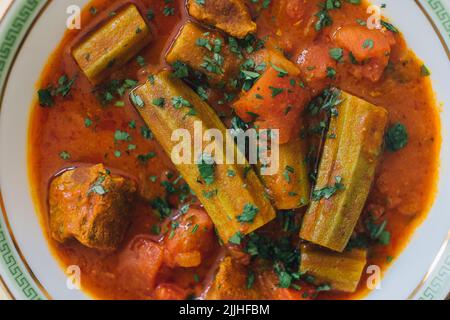 Direkt über dem Blick auf Bamya Bamia okra Rindfleisch mittelöstlichen persischen irakischen Eintopf Stockfoto