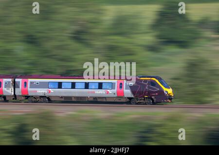 Crosscountry-Züge der Klasse 220 Bombardier voyager-Zug raste entlang der midland-Hauptlinie Stockfoto