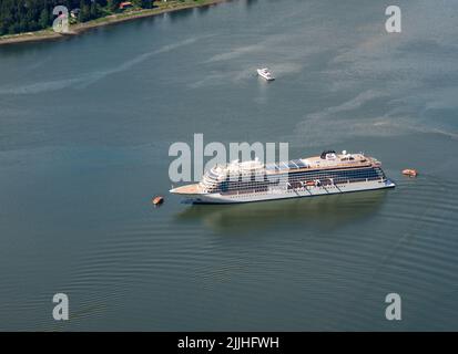 Juneau, AK - 9. Juni 2022: Blick auf den Hafen von Juneau in Alaska mit dem Viking Cruise Schiff Orion vor Anker in der Bucht Stockfoto