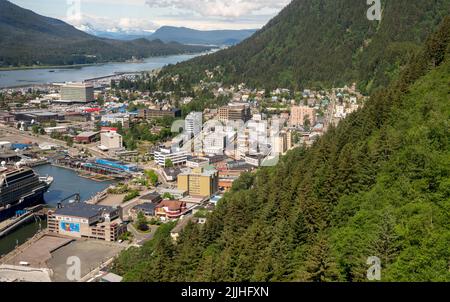 Juneau, AK - 9. Juni 2022: Blick von oben auf die Hafenstadt und die Stadt Juneau Stockfoto