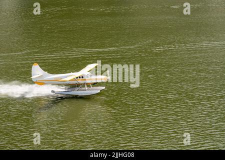 Juneau, AK - 9. Juni 2022: Wings Air Wasserflugzeug, das im Hafen von Juneau abfliegt Stockfoto