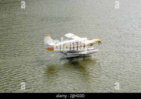 Juneau, AK - 9. Juni 2022: Wings Air Wasserflugzeug, das im Hafen von Juneau abfliegt Stockfoto
