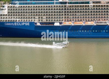 Juneau, AK - 9. Juni 2022: Wings Air Wasserflugzeug, das an der Seite des Celebrity Eclipse-Kreuzfahrtschiffs abfliegt Stockfoto