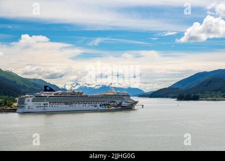 Juneau, AK - 9. Juni 2022: Blick auf den Hafen von Juneau in Alaska mit norwegischem Jewel-Schiff, das in der Bucht vor Anker liegt Stockfoto