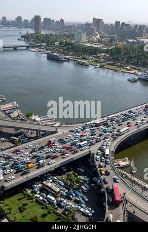 Am Nachmittag ist der Verkehr zur Hauptverkehrszeit über die Brücke vom 6. Oktober, die den Nil bei Kairo in Ägypten überquert, im Stillstand. Stockfoto