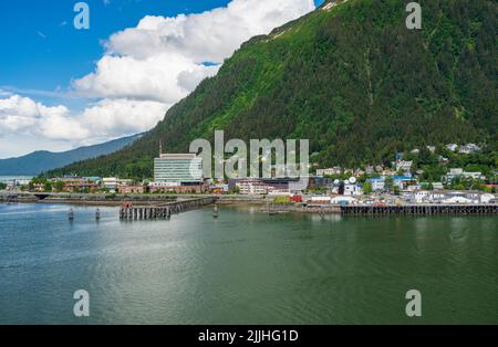 Juneau, AK - 9. Juni 2022: Blick vom Wasser des Hafens auf den Hafen von Juneau in Alaska Stockfoto