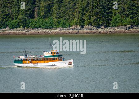 Juneau, AK - 9. Juni 2022: Blick auf die historische Yacht der MV Discovery, die von Juneau aus fährt Stockfoto