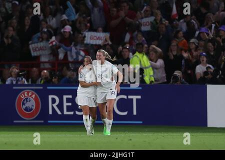 Die Engländerin Fran Kirby feiert mit Alessia Russo, nachdem sie am Dienstag, dem 26.. Juli 2022, beim UEFA Women European Championship Match zwischen England Women und Schweden in der Bramall Lane, Sheffield, ihr viertes Tor erzielt hat. (Kredit: Mark Fletcher | MI News) Kredit: MI Nachrichten & Sport /Alamy Live News Stockfoto