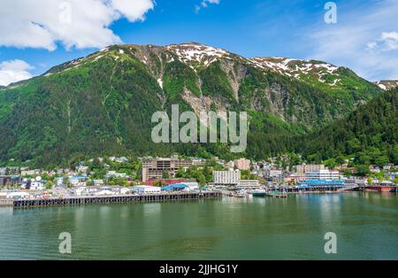 Juneau, AK - 9. Juni 2022: Blick vom Wasser des Hafens auf den Hafen von Juneau in Alaska Stockfoto