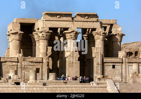 Die alten Ruinen des Tempels von Kom Ombo am Ufer des Nils in Zentralägypten. Stockfoto