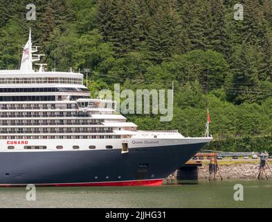 Juneau, AK - 9. Juni 2022: Blick auf den Cunard-Ozeandampfer Queen Elizabeth, der in Juneau Alaska andockte Stockfoto