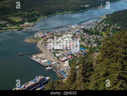 Juneau, AK - 9. Juni 2022: Blick auf den Hafen von Juneau in Alaska mit angedockten Kreuzfahrtschiffen aus Sicht des Mt. Roberts Stockfoto