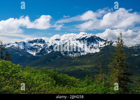 Blick von der Spitze der Straßenbahn in Richtung Mount Bradley über der Stadt Juneau in Alaska Stockfoto