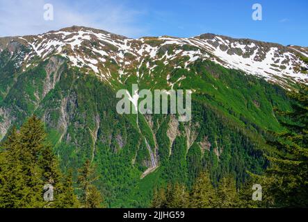 Blick von der Spitze der Straßenbahn auf den Mount Juneau und seinen Wasserfall über der Stadt in Alaska Stockfoto