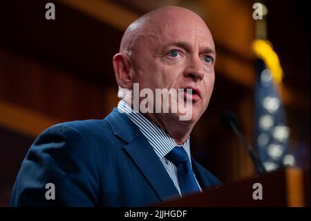 Washington, USA. 26.. Juli 2022. Senator Mark Kelly (D-AZ) spricht während der wöchentlichen Pressekonferenz der demokratischen Führung des Senats im US-Kapitol in Washington, DC, am Dienstag, den 26. Juli, 2022. (Graeme Sloan/Sipa USA) Quelle: SIPA USA/Alamy Live News Stockfoto