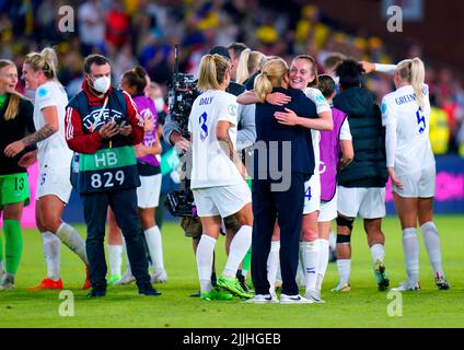 Die englische Cheftrainerin Sarina Wiegman umarmt Keira Walsh am Ende des UEFA Women's Euro 2022 Halbfinalspiel in der Bramall Lane, Sheffield. Bilddatum: Dienstag, 26. Juli 2022. Stockfoto