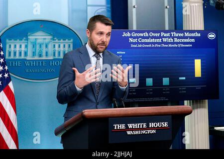 Washington, Vereinigte Staaten. 26.. Juli 2022. Brian Deese, Direktor des Nationalen Wirtschaftsrats, spricht am 26. Juli 2022 bei einer Pressekonferenz im Weißen Haus in Washington. Quelle: Yuri Gripas/Pool via CNP/dpa/Alamy Live News Stockfoto