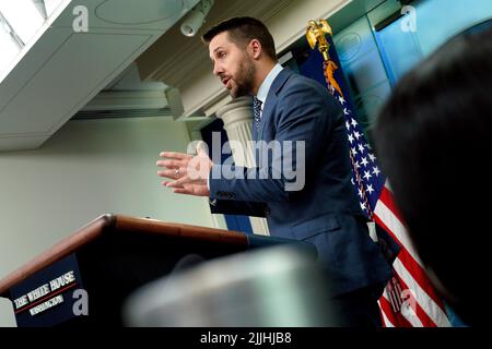 Washington, Vereinigte Staaten. 26.. Juli 2022. Brian Deese, Direktor des Nationalen Wirtschaftsrats, spricht am 26. Juli 2022 bei einer Pressekonferenz im Weißen Haus in Washington. Quelle: Yuri Gripas/Pool via CNP/dpa/Alamy Live News Stockfoto